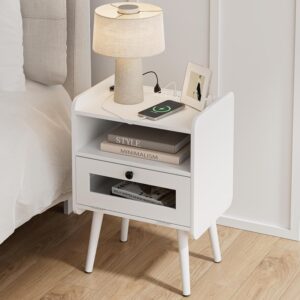 Read more about the article How to Choose the Perfect Bedside Table.